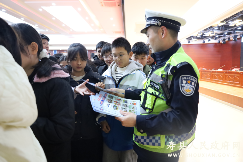壽縣公安交警進校園開展“文明交通 你我同行”宣傳活動